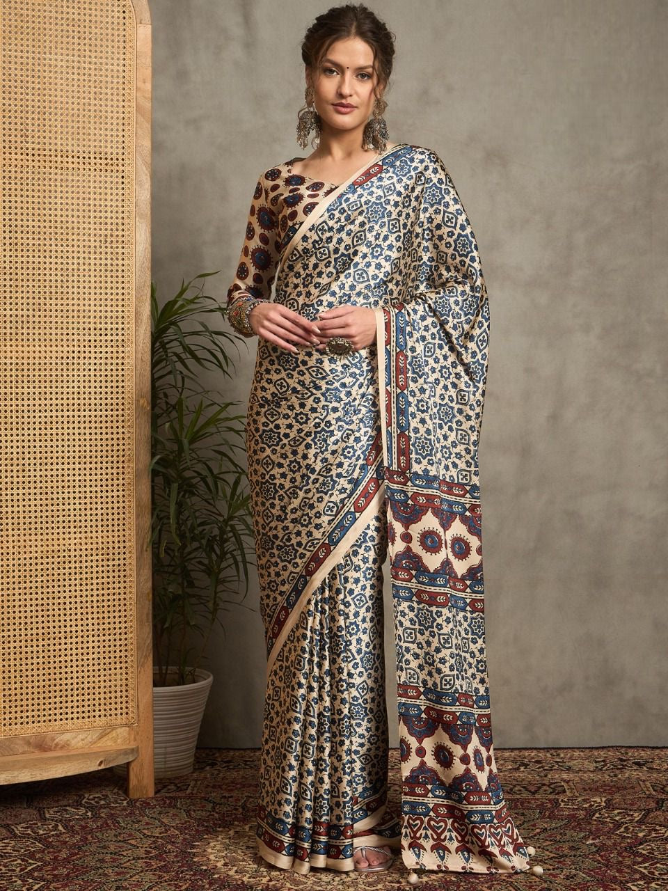 Hingis (Saree)